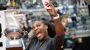 Petenis putri AS, Serena Williams, selfie dengan trofi juara turnamen tenis WTA Foro Italico, Roma, Italia, (15/5/2016). (AFP/Filippo Monteforte)