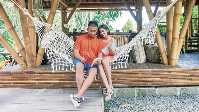 7 Potret Gaya Liburan Fanny Ghassani Saat di Bali, Tampil Memesona