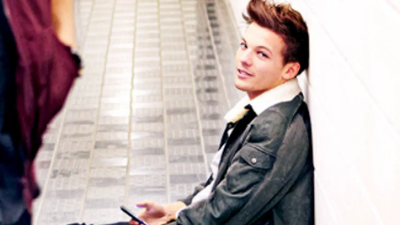 Disebut Berkencan dengan Harry Styles, Louis Tomlinson Cium Model