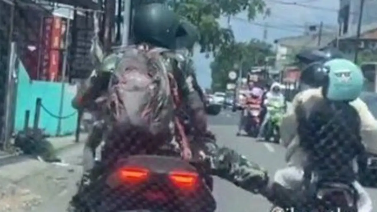 Sosok Pria Berseragam TNI Tendang Motor Ibu dan Anak Terungkap, Dapat Sanksi Disiplin. ©2023 Merdeka.com/twitter @_TNIAU