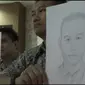 Polisi menunjukkan sketsa wajah pelaku bom di Gresik (Liputan6.com / Dian Kurniawan)