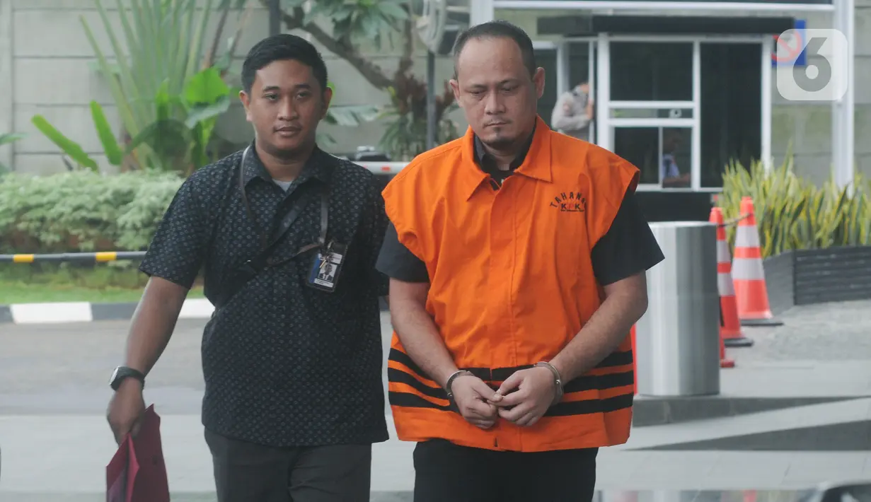 Kasubbag Protokoler nonaktif Kota Medan, Syamsul Fitri Siregar tiba untuk pemeriksaan di Gedung KPK, Jakarta, Senin (13/1/2020). Syamsul diperiksa sebagai tersangka kasus dugaan suap yang melibatkan Wali Kota Medan Dzulmi Eldin dari dinas-dinas di lingkungan Pemkot Medan. (merdeka.com/Dwi Narwoko)