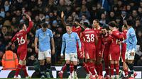 Pemain depan Liverpool, Mohamed Salah bersama rekan setimnya merayakan gol pembuka keunggulan atas Manchester City pada lanjutan Premier League 2024/2025 di Etihad Stadium, Manchester, Inggris, pada 23 Februari 2025. (Paul ELLIS/AFP)