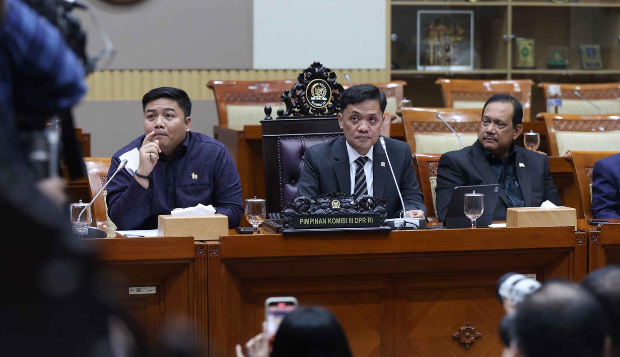 Dalam rapat yang digelar secara terbuka itu, Ketua Komisi III DPR RI, Habiburokhman, menegaskan pihaknya akan mengawal kasus ini. Habiburokhman memastikan Amsal Sitepu akan mendapatkan keadilan. Tampak dalam foto, Ketua Komisi III Dewan Perwakilan Rakyat Republik Indonesia (DPR RI), Habiburokhman (tengah) saat menggelar Rapat Dengar Pendapat Umum (RDPU) terkait kasus videografer Amsal Sitepu yang menjadi terdakwa kasus dugaan korupsi dalam kegiatan pembuatan video profil desa di Ruang Rapat Komisi III DPR RI, Kompleks Parlemen, Senayan, Jakarta, pada Senin (30/3/2026). (Kapanlagi.com/Budy Susanto)