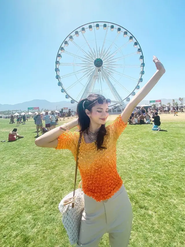 7 Potret Sabrina Anggraini saat Nonton Coachella, Curi Perhatian