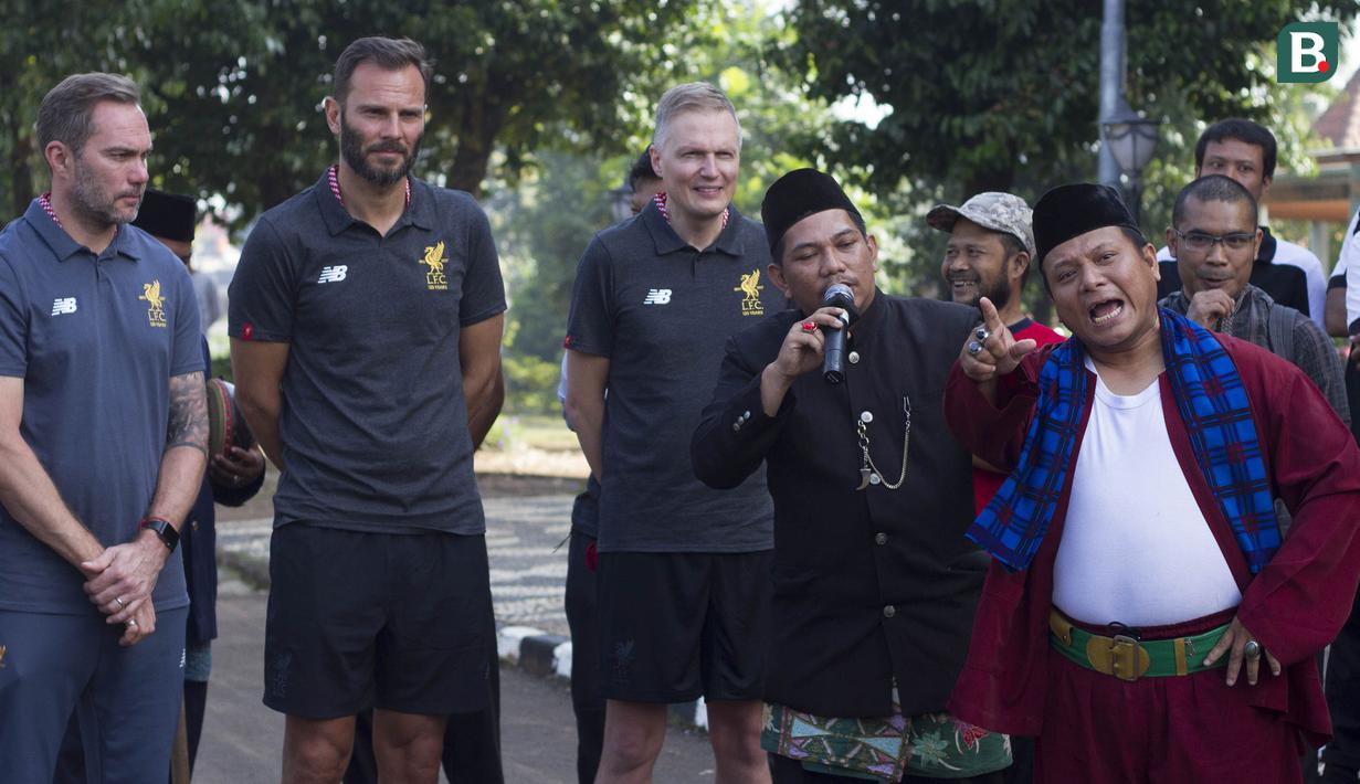 Legenda Liverpool, Patrik Berger mendapat sambutan khas budaya Betawi, Palang Pintu saat tiba di Setu Babakan, Jakarta, Jumat (9/3/2018). Kegiatan ini dalam rangkaian LFC World Tour Jakarta. (Bola.com/Asprilla Dwi Adha)