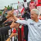 Capres nomor urut 3 Ganjar Pranowo menyapa para pendukungnya saat kampanye akbar di Alun-Alun Wates, Kulon Progo, DI Yogyakarta. (Liputan6.com/Dicky Agung Prihanto).