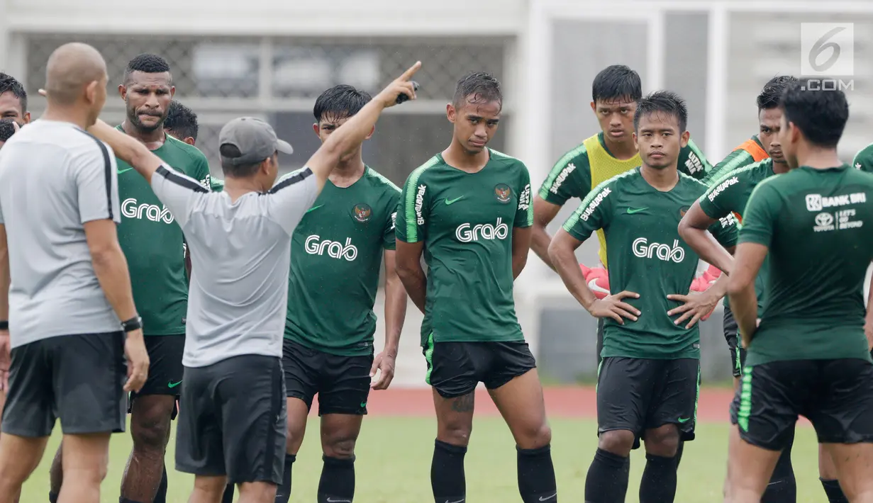 Pemain Timnas Indonesia U-22 saat latihan di Stadion Madya, Senayan, Jakarta, Senin (21/1). Latihan kali ini tidak dipimpin Indra Sjafri karena sedang mengikuti lisensi kepelatihan Pro AFC di Spanyol. (Bola.com/M Iqbal Ichsan)