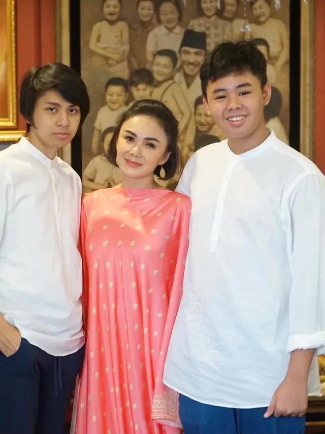8 Potret Yuni Shara dan Kedua Putranya, Dampingi Anak saat Nonton Film Dewasa