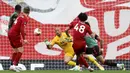 Pemain Liverpool, Curtis Jones, mencetak gol ke gawang Aston Villa pada laga Premier League di Stadion Anfield, Minggu (5/7/2020). Liverpool menang 2-0 atas Aston Villa. (AP/Carl Recine)