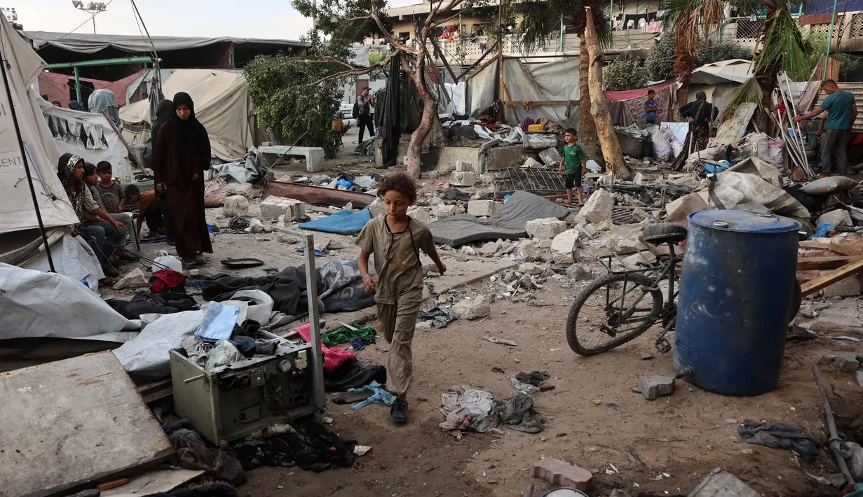 Gempuran militer Israel juga meluluhlantakkan lebih dari 90 persen infrastruktur sipil di Gaza. (Omar AL-QATTAA/AFP)