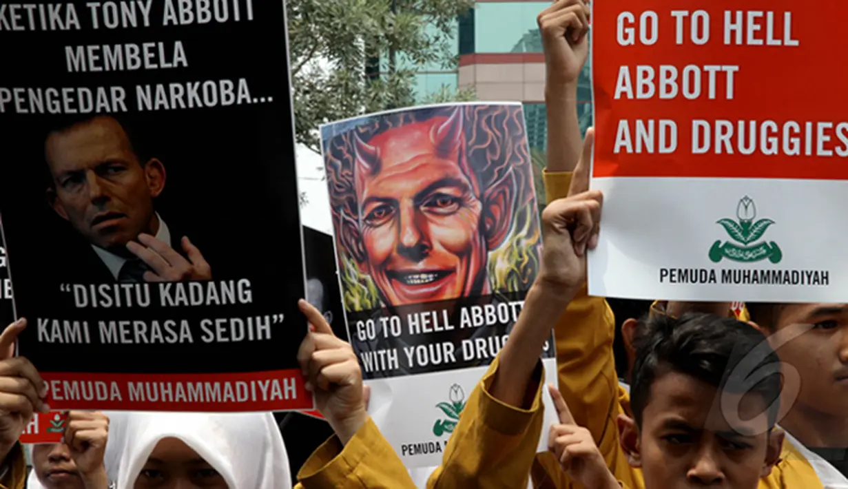 Sejumlah Massa dari Pemuda Muhamadiyah berdemo di depan kantor Kedutaan Besar Australia, Jakarta, Rabu (25/2/2015). Massa memprotes pernyataan Tony Abbott terkait dua terpidana mati Andrew Chan dan Myuran Sukumaran. (Liputan6.com/JohanTallo)