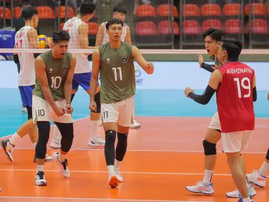 Pemain Timnas voli putra Indonesia merayakan raihan poin saat melawan Vietnam di babak semifinal SEA Games 2025 di Indoor Stadium Huamark, Bangkok, Thailand, Kamis (18/12/2025). Mengalahkan Vietnam, Timnas voli putra Indonesia memastikan tiket laga final SEA Games 2025 Thailand. (Bola.com/Bagaskara Lazuardi)