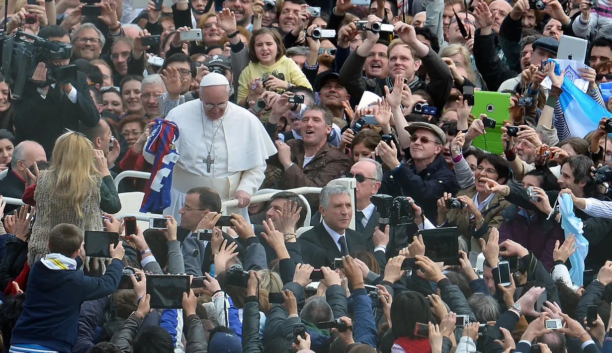 Paus Fransiskus memegang jersey klub sepak bola San Lorenzo football saat perayaan paskah di Basilika Santo Petrus, Vatikan, 31 Maret 2013. (AFP/Vincenzo Pinto)