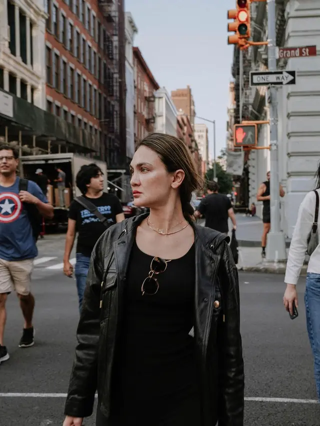Gaya Luna Maya Pakai Jaket Kulit Hitam di New York, Keren