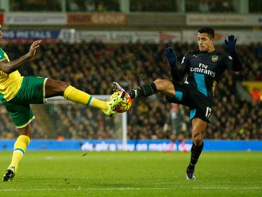 Pemain Arsenal, Alexis Sanchez (kanan), berebut bola dengan pemain Norwich City, Andre Wisdom, dalam lanjutan Liga Inggris di Stadion Carrow Road, Minggu (29/11/2015) malam WIB.  (Action Images via Reuters/Andrew Boyers)