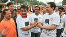 Wagub DKI, Djarot Saiful Hidayat (ketiga kiri) bersalaman dengan salah satu anggota redaksi RMOL, Jakarta, Minggu (29/5/2016). Sambut hari kelahiran Pancasila, RMOL adakan pembacaan naskah pidato Pancasila Bung Karno. (Liputan6.com/Yoppy Renato)