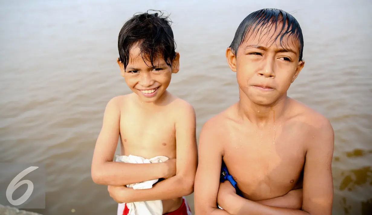 Sejumlah anak berpose saat usai berenang dan bermain di Sungai Kapuas, Pontianak, Kalimantan Barat, Sabtu (22/8/2015). Sungai Kapuas membentang sepanjang 1.143 kilometer. (Liputan6.com/Faizal Fanani)