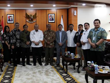 Jajaran SCM Grup foto bersama dengan Ketua DPD RI, La Nyalla Mattalitti usai melakukan audiensi di Nusantara III, Kompleks Parlemen, Senayan, Jakarta, Selasa (29/10/2019). Audiensi tersebut membahas kerjasama antara SCM dan DPD RI. (Liputan6.com/Johan Tallo)