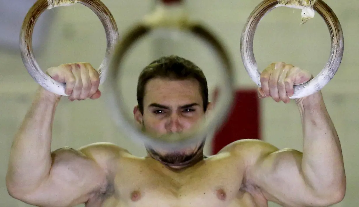Pesenam putra Brasil peraih emas Olimpiade 2012 London, Arthur Zanetti, dalam sesi latihan di kota kelahirannya Sao Caetano do Sul, Brasil, (14/1/2016). (Reuters/Paulo Whitaker)