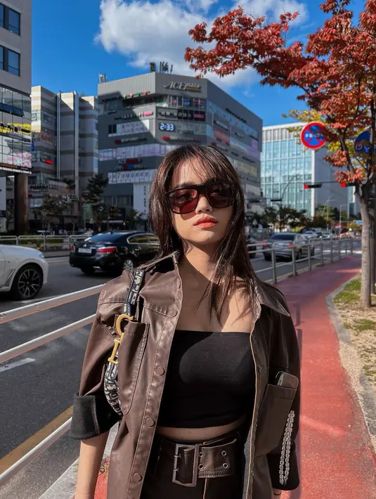 Outfit Fuji Utami bikin kamu terlihat edgy saat liburan. Memadukan set leather dan tank top hitam bikin kamu tampil fashionable dan effortless [@fuji_an]