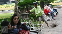 Pekerja Harian Lepas (PHL) membersihkan sampah di Taman Suropati, Jakarta, Senin (18/1/2016). Pemprov DKI Jakarta akan mengaudit Dinas Kebersihan terkait kejanggalan antara jumlah PHL dengan penganggaran. (Liputan6.com/Immanuel Antonius)