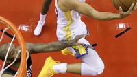 Aksi pemain Golden State Warriors, Stephen Curry melakukan tembakan saat melawan Rockets pada gim kelima final NBA basketball Wilayah Barat di Toyota Center, Houston, (24/5/2018). Houston menang 98-94. (AP/David J. Phillip)