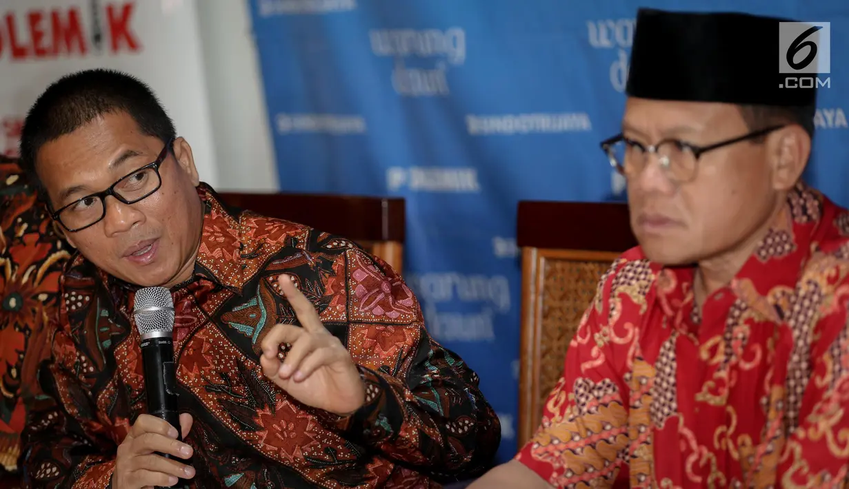 Anggota Komisi 2 DPR RI Yandri Susanto (kiri) memberikan paparan dalam diskusi polemik di Jakarta, Sabtu (15/7). Diskusi tersebut bertemakan "Cemas Perppu Ormas". (Liputan6.com/Faizal Fanani)