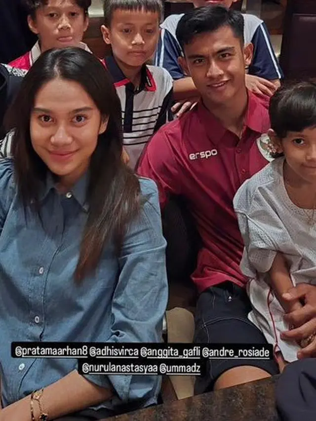 Azizah Salsha hadir menyaksikan Pratama Arhan saat Pertandingan Timnas Indonesia di GBK. [@a.andes.s]