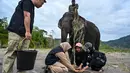 Relawan peduli lingkungan menanam pohon di Daerah Aliran Sungai (DAS) Peusangan, Negeri Antara, Bener Meriah, Aceh, Sabtu (18/7/2026). (AFP/ Chaideer Mahyuddin)