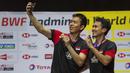Pasangan Indonesia, Hendra Setiawan/Mohammad Ahsan melakukan swafoto usai menjuarai Kejuaraan Dunia Bulutangkis 2019 setelah mengalahkan wakil Jepang, Takuro Hoki/Yugo Kobayashi, Minggu (25/8). Indonesia menang 25-23, 9-21, 21-15. (AP/Georgios Kefalas)