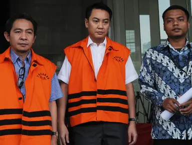 Dua tersangka Anggota Komisi I DPR dari Fraksi Golkar, Fayakhun Andriadi (tengah) dan Anggota DPRD Kota Malang Suprapto (kiri) keluar dari gedung KPK usai menjalani pemeriksaan, Jakarta (13/4). (Merdeka.com/Dwi Narwoko)