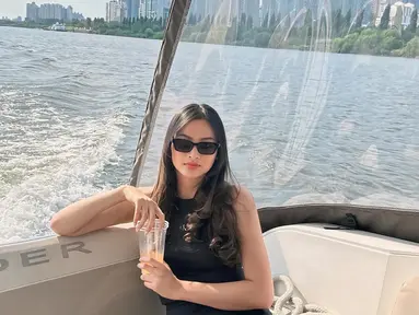 Valeria Stahl beberapa waktu belakangan ini banyak membagikan potret keseruannya waktu menikmati momen liburan. Selama di Korea Selatan, Valeria sempat mengunjungi Sungai Han dan menikmati pemandangan indah dengan naik kapal. Sungai Han sendiri menjadi salah satu sungai ikonik yang ada di Korea Selatan. (Liputan6.com/IG/@valeriastahlk)