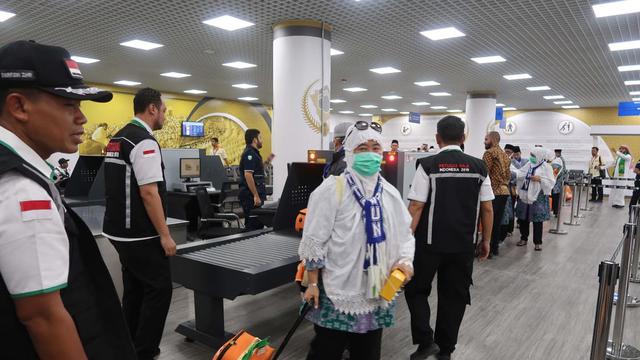 Petugas Haji Indonesia 2019 membantu jemaah di Bandara Prince Mohammed bin Abdul Aziz. Foto: Darmawan/MCH