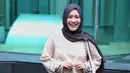 Belakangan ini sederet selebriti tampil baru dengan hijabnya. Salah satunya ada Ikke Nurjanah yang telah mantap memutuskan mengubah penampilannya dengan menggunakan hijab setelah menunaikan ibadah haji. (Adrian Putra/Bintang.com)