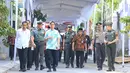 Warga Solo akan berbaur dengan ribuan relawan Jokowi dalam acara midodareni. Calon pengantin pria berangkat dari Hotel Alila menuju rumah Jokowi yang berada di Sumber, Solo, Jawa Tengah. (Adrian Putra/Bintang.com)