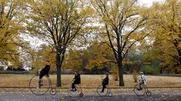 Rombongan yang terdiri dari orang tua dan beberapa anak-anak mengendarai sepeda penny farthing saat menghadiri balapan penny farthing tahunan dimulai di Praha, Republik Ceko (5/11). (Reuters/David W Cerny)
