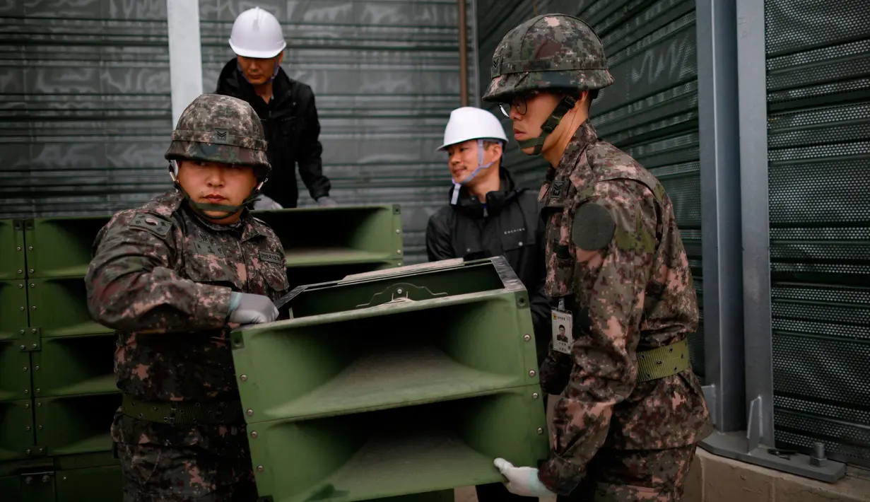 Tentara Korea Selatan membongkar pengeras suara propaganda dekat zona demiliterisasi yang memisahkan kedua Korea di Paju, Selasa (1/5). Langkah ini, merupakan bagian kecil yang pasti dalam mewujudkan rekonsiliasi Jumat lalu. (Kim Hong-Ji/Pool via AP)