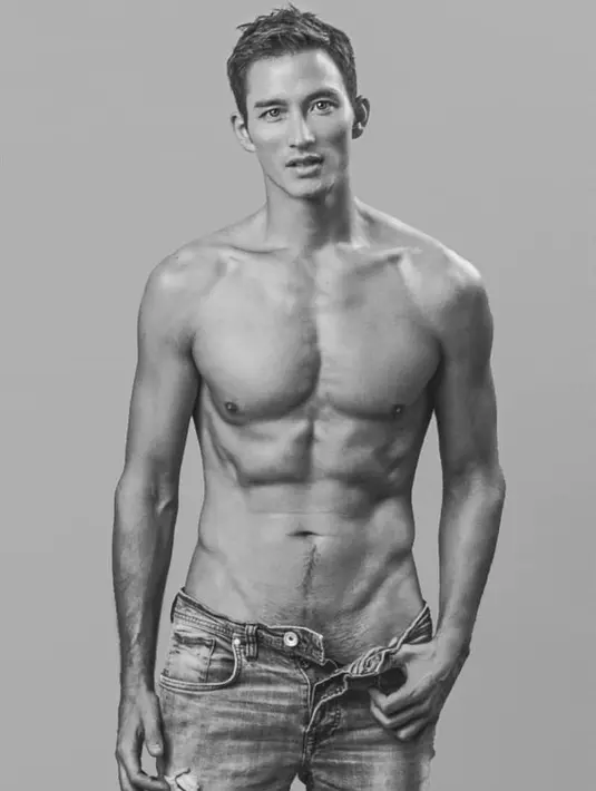 Dalam sebuah pemotretan, Mike Lewis tampak hanya mengenakan celana jeans. Tentu saja foto Mike yang sedang bertelanjang dada ini membuat kaum hawa menjadi histeris. (Foto: instagram.com/mike_lewis)