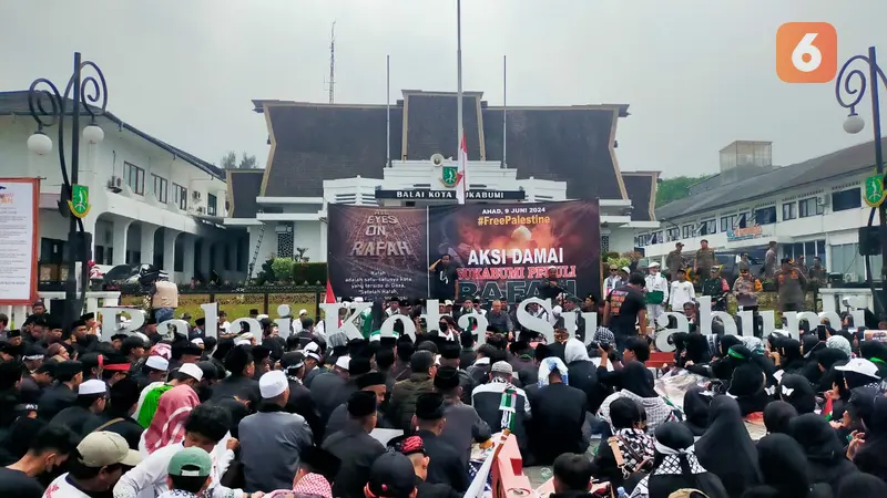 Aksi damai Sukabumi peduli Rafah, Palestina, di depan  Balai Kota Sukabumi (Liputan6.com/Fira Syahrin).