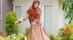 Wanita kelahiran 12 Oktober 1990 ini memulai kariernya dengan debut menjadi personel Cherrybelle. Mulanya Anisa Rahma belum tampil berhijab. Namun sejak tahun 2016, Ia mengubah penampilannya. Kini, Anisa terbiasa dengan penampilannya yang tertutup namun tetap modis. (Liputan6.com/IG/@anisarahma_12)