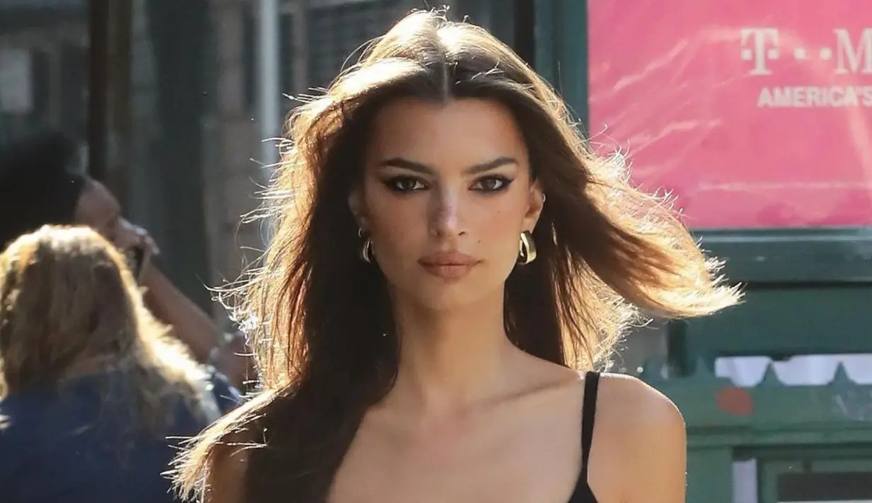 <p>Model yang pernah dikabarkan dekat dengan Brad Pitt ini kembali menjadi sorotan karena kabar kedekatannya dengan Pete Davidson. Pete sendiri sebelumnya merupakan mantan kekasih model Kim Kadarshian. (Instagram/@emrata)</p>