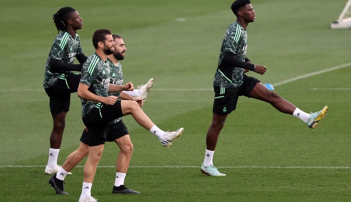Para pemain Real Madrid melakukan pemanasan saat mengikuti sesi latihan tim di kompleks latihan Ciudad Real Madrid di Valdebebas, pinggiran Madrid (13/9/2022). Real Madrid akan bertanding melawan RB Leipzig pada Grup F Liga Champions di Stadion Santiago Bernabeu, Madrid, Spanyol, Kamis (15/9/2022) dini hari nanti pukul 02.00 WIB. (AFP/Thomas Coex)