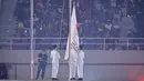 Anggota Pasukan Pengibar Bendera menurunkan bendera saat digelar Upacara Penutupan Pekan Paralimpiade Nasional XVII di Stadion Manahan, Solo, Jawa Tengah, Minggu (13/10/2024). (PB PEPARNAS XVII/Agung Supriyanto)