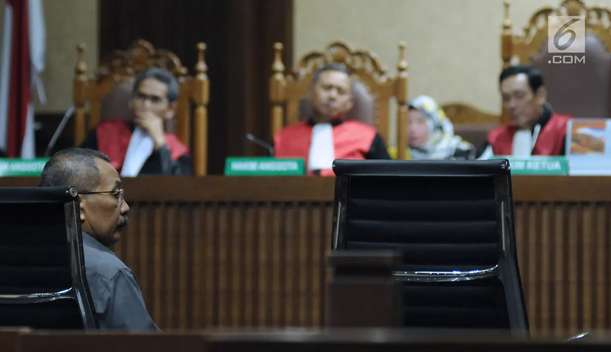 Terdakwa suap Hakim Pengadilan Tinggi Manado, Sudi Wardono saat menjalani sidang pembacaan nota pembelaan di Pengadilan Tipikor, Jakarta, Rabu (23/5). Sebelumnya, Sudi Wardono dituntut hukuman delapan tahun penjara. (Liputan6.com/Helmi Fithriansyah)