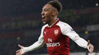 Pemain anyar Arsenal, Pierre-Emerick Aubameyang merayakan gol ke gawang Everton pada laga Premier League di Emirates Stadium, London, (3/2/2018). Arsenal menang 5-1. (AFP/IKIMAGES/Ian Kington)