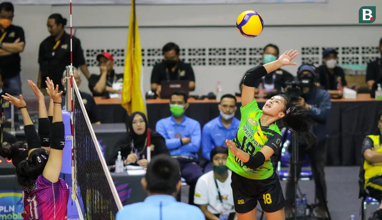 Pemain Jakarta Mandiri Popsivo Polwan, Alviodita Virlyana (kanan) melakukan spike ke arah tim Jakarta Pertamina Fastron saat laga lanjutan PLN Mobile Proliga 2022 di GOR Kawah Candradimuka, Padepokan Voli Jenderal Polisi Kunarto, Bogor, Jumat (14/01/2022). (Bola.com/Bagaskara Lazuardi)
