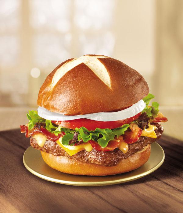 Pretzel Cheeseburger yang siap memanjakan lidah Anda | copyright vemale.com
