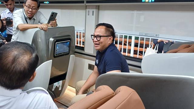 Wakil Menteri BUMN Kartika Wirjoatmodjo menjajal Kereta Eksekutif dan Luxury New Generation KA Argo Dwipangga