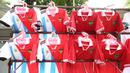 <p>Jersey Timnas Indonesia dan Argentina terpampang di sekitar Stadion Utama Gelora Bung Karno (SUGBK), Senayan, Jakarta hari Senin (19/06/2023). Sejumlah pedagang pernak-pernik bertebaran di sekitar SUGBK jelang pertandingan Timnas Indonesia menghadapi Argentina. Mereka menjual dagangan mereka mulai dari Rp35 ribu hingga Rp200 ribu. (Bola.com/M Iqbal Ichsan)</p>